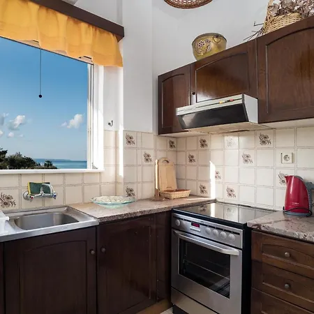 Daire Glaros Beachfront In *