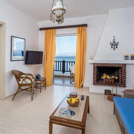 Daire Glaros Beachfront In *